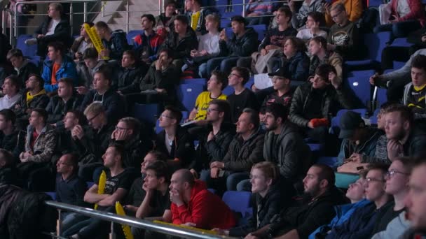 MOSCÚ, RUSIA - 27 DE OCTUBRE DE 2018: EPICENTER Counter Strike: Global Offensive esports event. Aficionados a las tribunas animando y apoyando a sus equipos favoritos . — Vídeo de stock