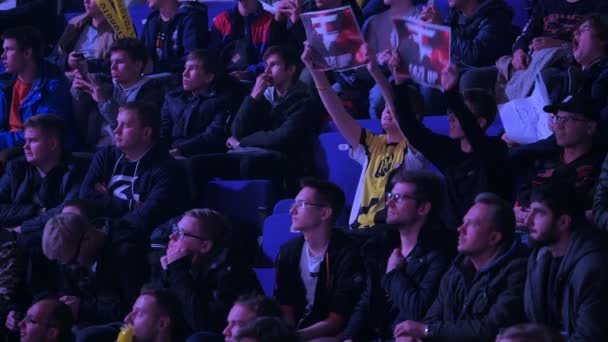 Moskva, Ryssland - oktober 27 2018: Epicenter Counter Strike: globala offensiv esports händelse. Fans på en tribuner jublande och stödjande för deras favoritlag. — Stockvideo