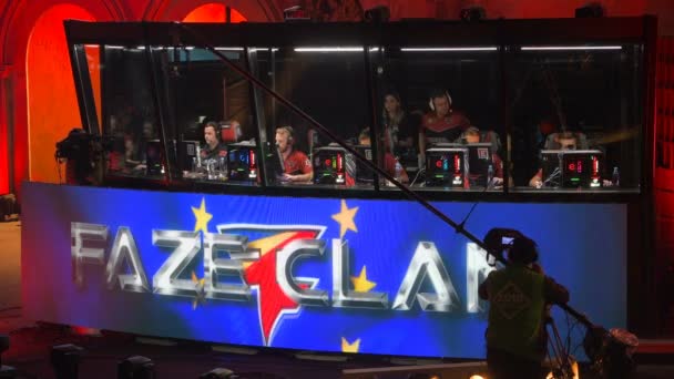 Moskva, Ryssland - oktober 27 2018: Epicenter Counter Strike: globala offensiv esports händelse. Spelare monter med team Faze klan släpper på en scen. — Stockvideo