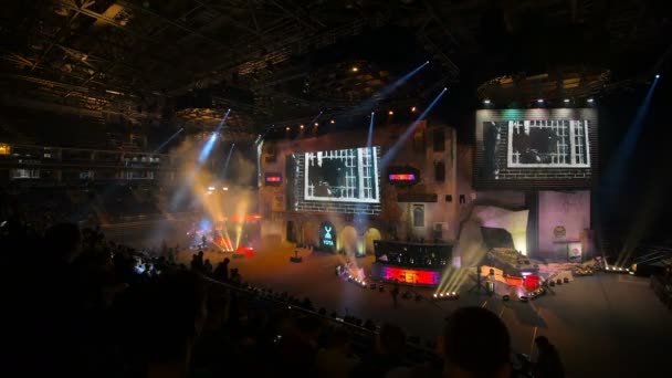 Μόσχα, Ρωσία - 2018 27 Οκτωβρίου: Επίκεντρο Counter Strike: παγκόσμια επιθετικά esports εκδήλωση. Κεντρική σκηνή, αστραπές, φωτισμός, μεγάλη οθόνη, στην τελετή έναρξης. — Αρχείο Βίντεο