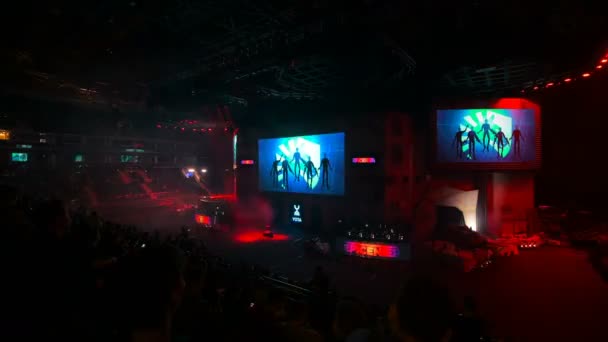Moskova, Rusya - 27 Ekim 2018: Merkez üssü Counter Strike: küresel saldırgan esports olay. Yıldırım, aydınlatma, açılış töreni büyük ekranda ana sahne. — Stok video