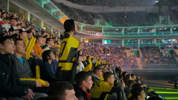 Moskau, Russland - 27. Oktober 2018: Epizentrum Gegenschlag: globale Offensive esports event. glückliche schöne Mädchen Fan in der Arena mit Team Navi Flagge. Jubel mit erhobenen Händen und Lächeln. — Stockvideo