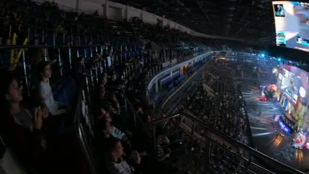 MOSCÚ, RUSIA - 27 DE OCTUBRE DE 2018: EPICENTER Counter Strike: Global Offensive esports event. Abanicos en una tribuna, arena con un montón de luces. Vista panorámica desde el punto de vista . — Vídeos de Stock