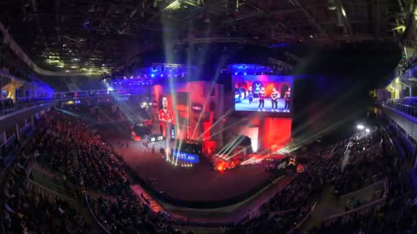 Moskou, Rusland - oktober 27 2018: Epicentrum Counter Strike: Global offensief esports gebeurtenis. Hoofdpodium, bliksem, verlichting, grote scherm op de openingsceremonie. — Stockvideo