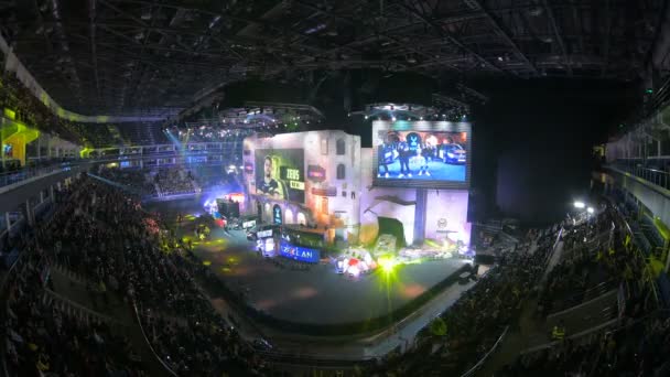 MOSCÚ, RUSIA - 27 DE OCTUBRE DE 2018: EPICENTER Counter Strike: Global Offensive esports event. Escenario principal, relámpago, iluminación, pantalla grande en la ceremonia de apertura . — Vídeos de Stock