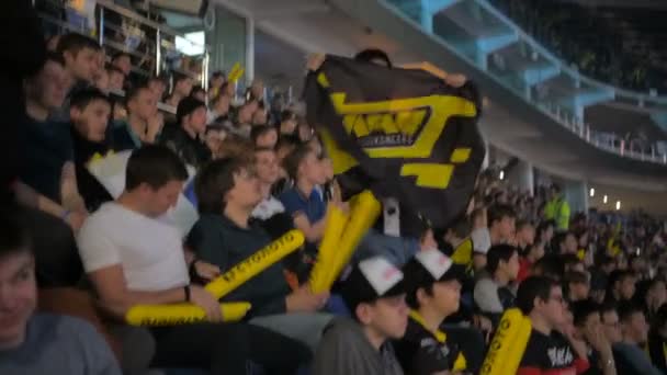 MOSCÚ, RUSIA - 27 DE OCTUBRE DE 2018: EPICENTER Counter Strike: Global Offensive esports event. Los fans de un tribuno animando y apoyando a sus equipos favoritos. Joven con bandera de Natus Vincere NaVi . — Vídeos de Stock