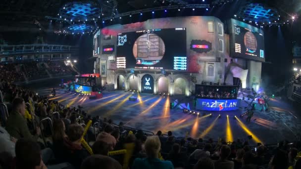 Moskwa, Rosja - 27 października 2018 r.: Epicentrum Counter Strike: Global Offensive esports zdarzenia. Kibiców na trybuny, doping i wspieranie swoich ulubionych zespołów. Ekran pokazuje momentów gry — Wideo stockowe