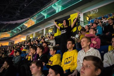 Moskova, Rusya - 27 Ekim 2018: Merkez üssü Counter Strike: küresel saldırgan esports olay. Mutlu kız Arena ekibi Natus Vincere bayrağı ile bir tribün fan. Onun favori takımı için tezahürat.