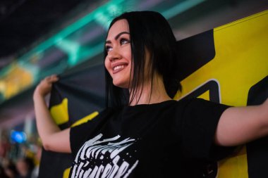 Moskova, Rusya - 27 Ekim 2018: Merkez üssü Counter Strike: küresel saldırgan esports olay. Sevimli kız fan bir tribün Arena ekibi Natus Vincere bayrak ile.