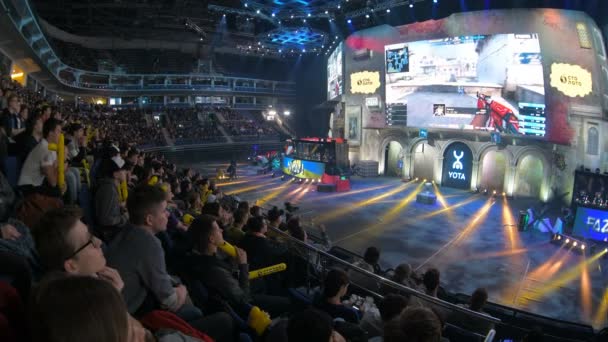 MOSCOW, RUSSIA - OCTOBER 27 2018: EPICENTER Counter Strike: Global Offensive esports event. Penggemar tribun bersorak dan mendukung tim favorit mereka. Layar menampilkan momen permainan — Stok Video