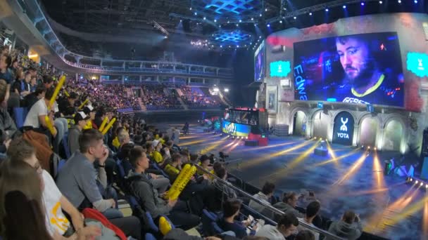 Moskova, Rusya - 27 Ekim 2018: Merkez üssü Counter Strike: küresel saldırgan esports olay. Bir tribün tezahürat ve onların favori takım destekleyen taraftarlara. Pro oyuncular ekran gösterir — Stok video