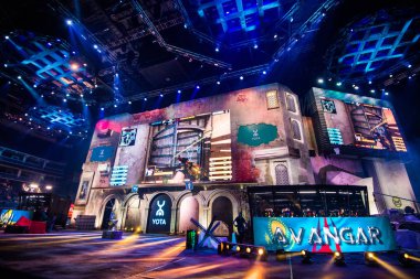 Moskova, Rusya - 27 Ekim 2018: Merkez üssü Counter Strike: küresel saldırgan esports olay. Renkli ana sahne mekan aydınlatma ve bu oyun bir anları ile büyük ekranlar ile çok. Oyuncular kabinleri