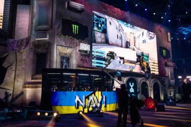 Moskova, Rusya - 27 Ekim 2018: Merkez üssü Counter Strike: küresel saldırgan esports olay. Renkli ana sahne mekan aydınlatma ve bu oyun bir anları ile büyük ekranlar ile çok. Oyuncular kabinleri
