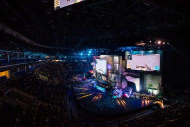 Moskova, Rusya - 27 Ekim 2018: Merkez üssü Counter Strike: küresel saldırgan esports olay. Renkli ana sahne mekan aydınlatma ve bu oyun bir anları ile büyük ekranlar ile çok. Oyuncular kabinleri