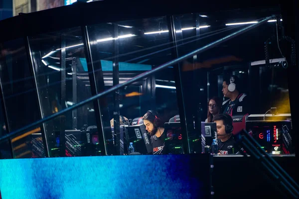 SAINT PETERSBURG, RÚSSIA - OUTUBRO 28 2017: EPICENTER Counter Strike: Global Offensive cyber sport event. Cabine de jogadores com jogador Avangar Jame . — Fotografia de Stock