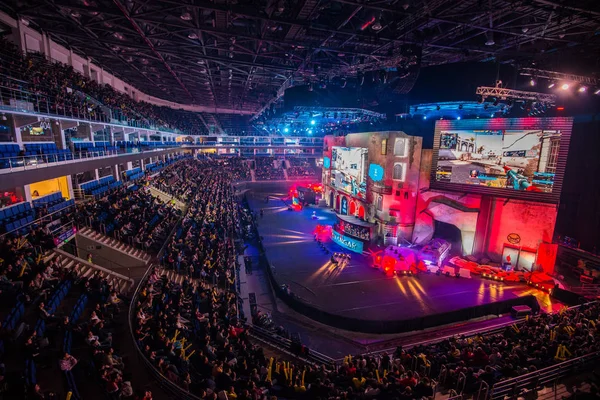 Moskva, Rusko - 27 října 2018: Epicentrum Counter Strike: Global Offensive eSportovní událost. Barevné hlavní stage místo s mnoha osvětlení a velkých obrazovkách s herní okamžiky na něm. Kabiny hráčů — Stock fotografie