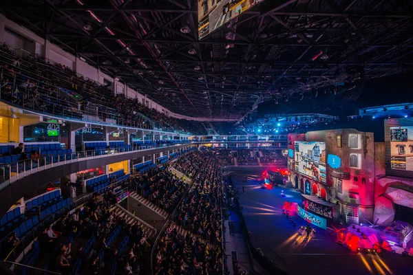 MOSCÚ, RUSIA - 27 DE OCTUBRE DE 2018: EPICENTER Counter Strike: Global Offensive esports event. Colorido escenario principal con mucha iluminación y pantallas grandes con momentos de juego en él. Cabinas de jugadores —  Fotos de Stock