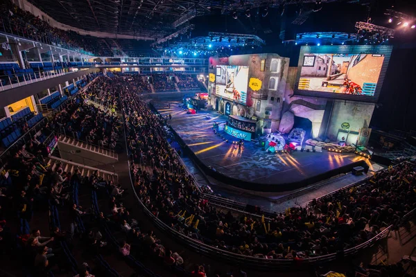 MOSCÚ, RUSIA - 27 DE OCTUBRE DE 2018: EPICENTER Counter Strike: Global Offensive esports event. Colorido escenario principal con mucha iluminación y pantallas grandes con momentos de juego en él. Cabinas de jugadores — Foto de Stock