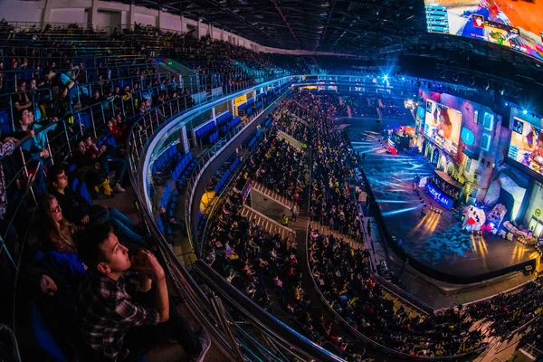 MOSCÚ, RUSIA - 27 DE OCTUBRE DE 2018: EPICENTER Counter Strike: Global Offensive esports event. Colorido escenario principal con mucha iluminación y pantallas grandes con momentos de juego en él. Cabinas de jugadores —  Fotos de Stock