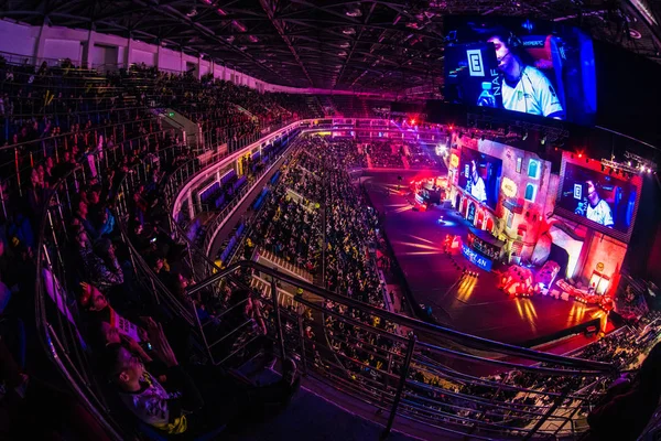 MOSCÚ, RUSIA - 27 DE OCTUBRE DE 2018: EPICENTER Counter Strike: Global Offensive esports event. Colorido escenario principal con mucha iluminación y tribunas llenas de visitantes y aficionados. Pasando por alto —  Fotos de Stock