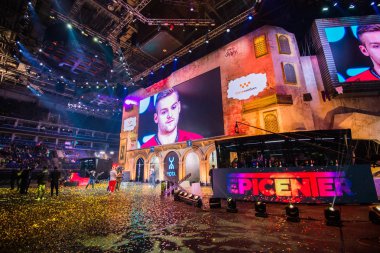 Moskova, Rusya - 27 Ekim 2018: Merkez üssü Counter Strike: küresel saldırgan esports olay. Turnuva takım Faze klan onların kazanmak sonra bir röportaj veren bir sahnede kazananlar.