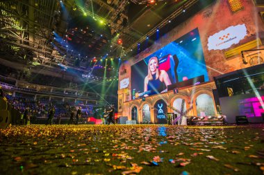 Moskova, Rusya - 27 Ekim 2018: Merkez üssü Counter Strike: küresel saldırgan esports olay. Turnuva bittikten sonra sahne. Kız yorumcu büyük bir ekranda. Sparkles konfeti ile kaplı zemin