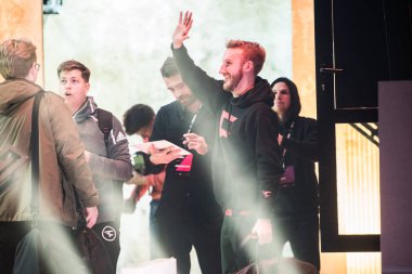 Moskova, Rusya - 27 Ekim 2018: Merkez üssü Counter Strike: küresel saldırgan esports olay. Olof olofmeister Kajbjer bir sahne alanı'nda da kazanan takım Faze aşiretten hayranları el sallayarak destek için teşekkürler