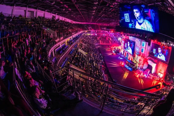 MOSCÚ, RUSIA - 27 DE OCTUBRE DE 2018: EPICENTER Counter Strike: Global Offensive esports event. Colorido escenario principal con mucha iluminación y tribunas llenas de visitantes y aficionados. Pasando por alto —  Fotos de Stock