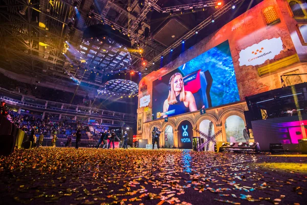 Moskova, Rusya - 27 Ekim 2018: Merkez üssü Counter Strike: küresel saldırgan esports olay. Turnuva sona erdi. Güzel kız yorumcu büyük bir ekranda. Sparkles konfeti ile kaplı zemin