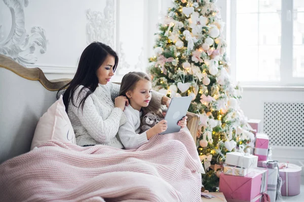 Feliz madre e hija tomando divertido Navidad selfies en casa —  Fotos de Stock