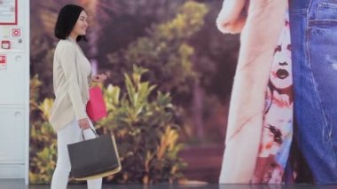 Ağır çekim. Genç esmer kız dükkanı Vitrini geçiyor, durur ve bunda, sürpriz, şehir merkezinde geceleri gözlerini dikip bakıyor. Ağır çekim