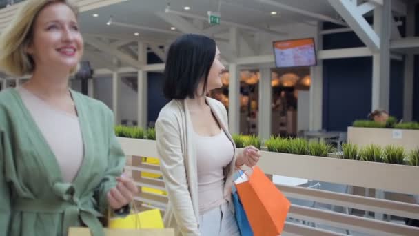 Chicas caminando y hablando en la galería del centro comercial — Vídeos de Stock