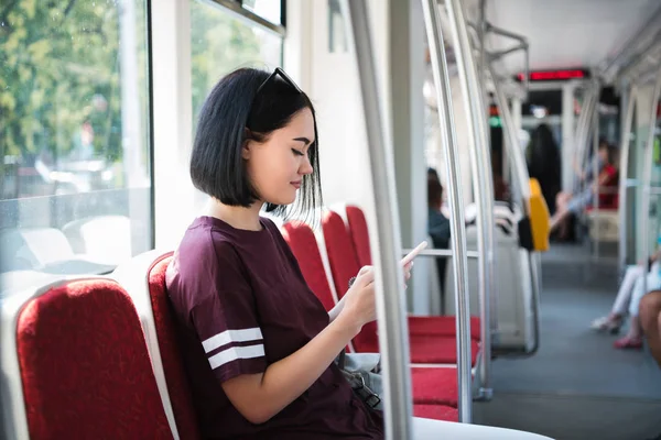 Κορίτσι στο τηλέφωνό της, ενώ ταξιδεύετε στο λεωφορείο. — Φωτογραφία Αρχείου