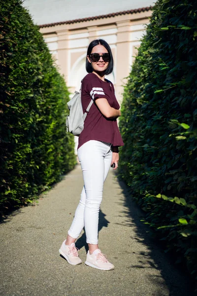 Belle jeune femme parlant sur un téléphone dans le parc de la ville . — Photo