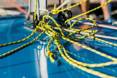 Gemi veya gemi, Tekne ipi demirleme kazık çevresinde yakın çekim deniz düğüm ip bağladılar.