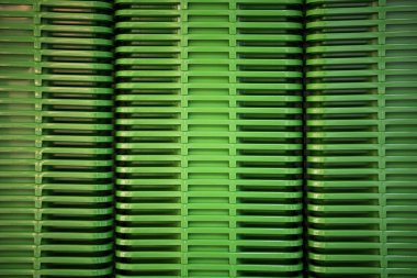 katlanmış yeşil plastik kaplar, depolama