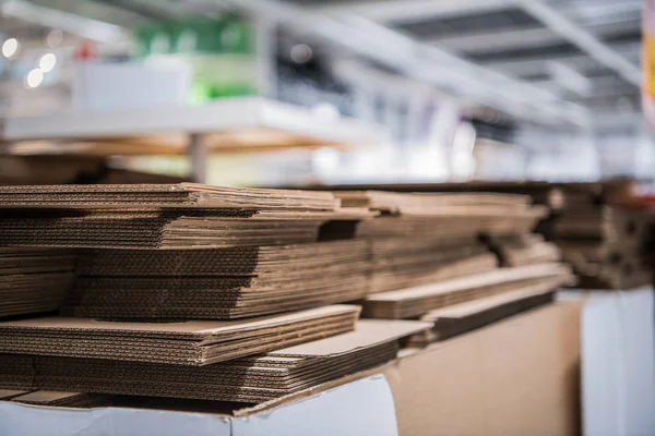 Karton kutu parçaları mağazasında bir yığın