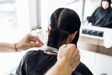 Kuaför güzel kadın portre için bir saç modeli oluşturma