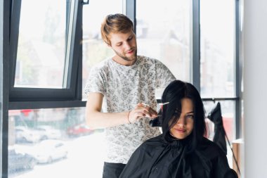 gülümseyen kadın saç yakışıklı Kuaför tarafından Başlarken.