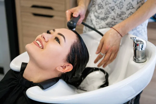 Hairdresser salon. Woman sit during hair wash at salon. — Stock Photo, Image