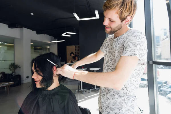 Gaan voor een verandering van stijl. Mooie jongedame hairstyling bespreken met haar kapper zittend in de kapsalon — Stockfoto