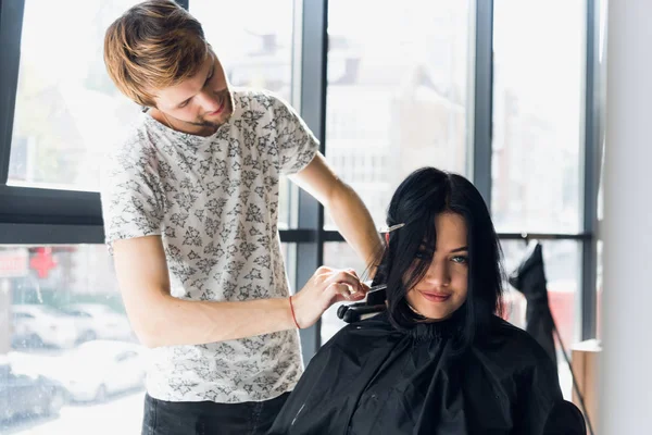 Перукар створює зачіску для красивої жінки крупним планом — стокове фото