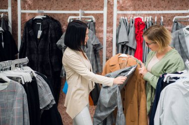 Giysi istemciye gösterilen moda danışmanı