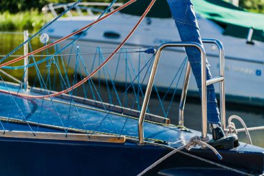 Arma blok döner ve sarı iple. Yat arma parçası