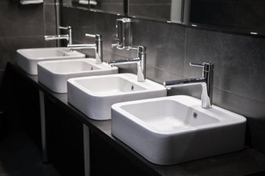 Umumi tuvalet aynada ile modern lavabo