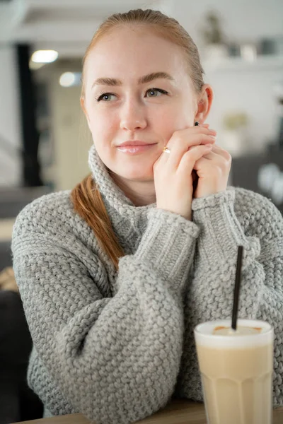 赤髪コケット笑顔若いヨーロッパ少女のコーヒーとカフェに座っています。. — ストック写真