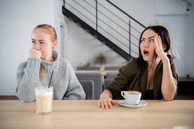 Birbirimize ne yazık ki seyir bir kenara harcama zaman birlikte Cafe avluda iki üzgün Uluslararası kız rahatsız. Irklararası ilişki