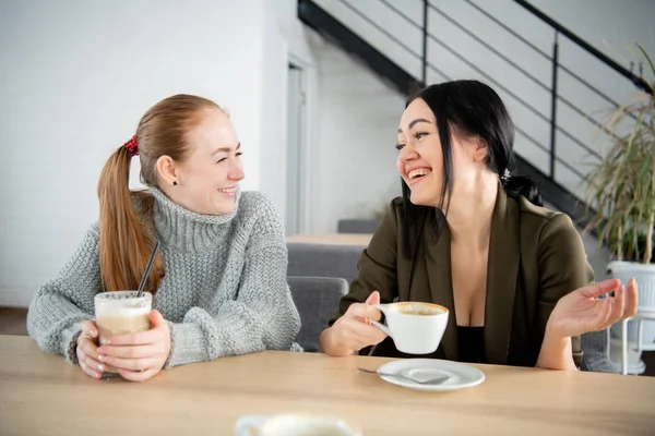 Dos estudiantes sonrientes tomando una taza de café en la cantina de la universidad — Foto de Stock