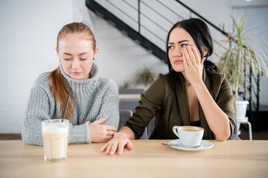 birbirlerine, kötü ilişki kavramı somurtuyor iki kadın arkadaş