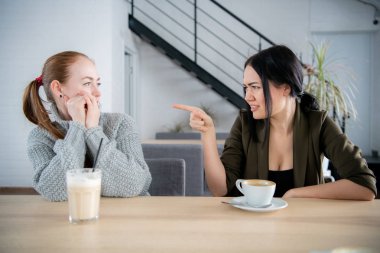 İki kız caffeteria tartışmada iddia